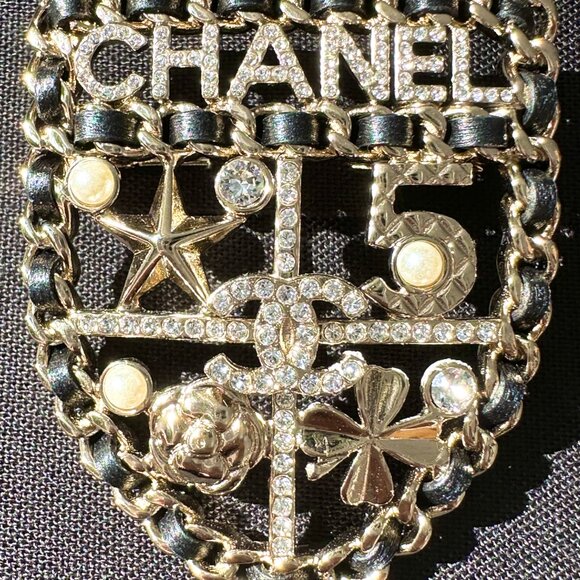 CHANEL 2023V GOLDEN CC LOGO BLACK LEATHER CHAIN SHIELD BROOCH PIN CHARM - Picture 8 of 16